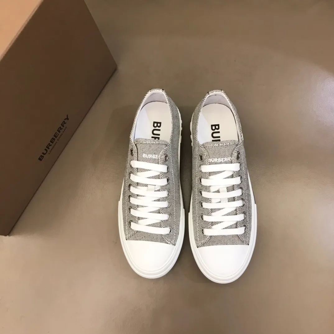Men's Shoes 💰380 B's men's classic low-top sneakers are reinterpreted in Vintage checkered cotton material and decorated with a new brand logo. First-grain cowhide lining, embossed Burberry lettering logo on the heel, original outsole! 38-46